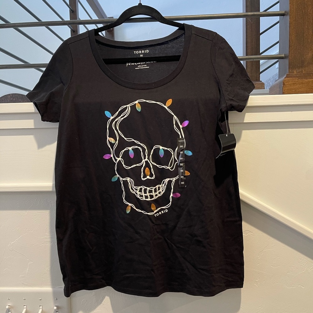 Torrid black t shirt with a skull with lights